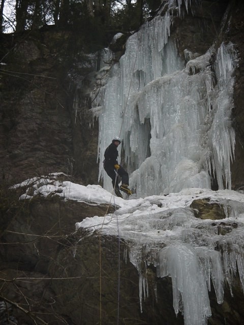 descente en rappel de françoise pour nettoyer le rideau