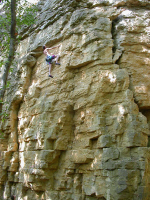 Olivier dans un 6b+ tenace de Liverdun Olivier dans un 6b+ tenace de Liverdun