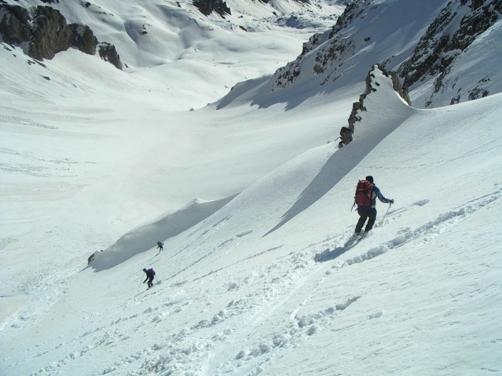Skieurs dans le col de Feuillas