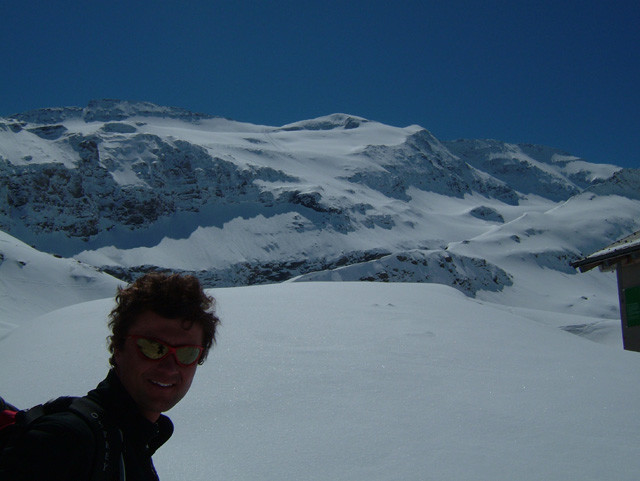 Dan devant le sommet et nos traces