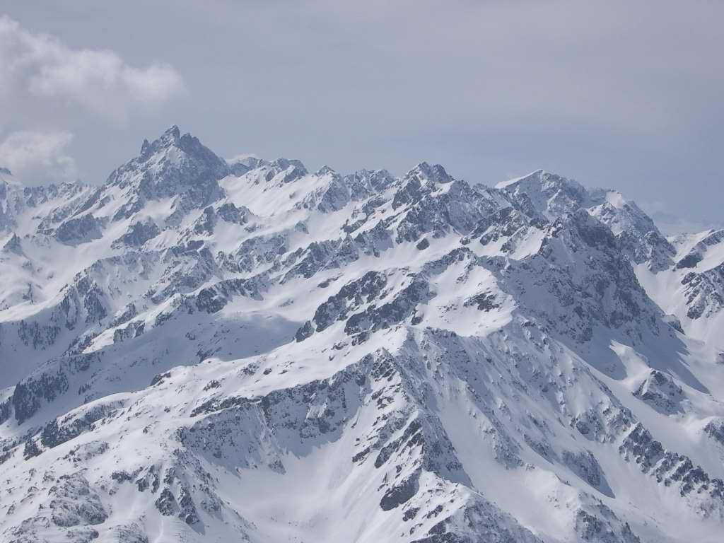 Au premier plan le sifflet vu de la dent du Pra, au fond le grand pic