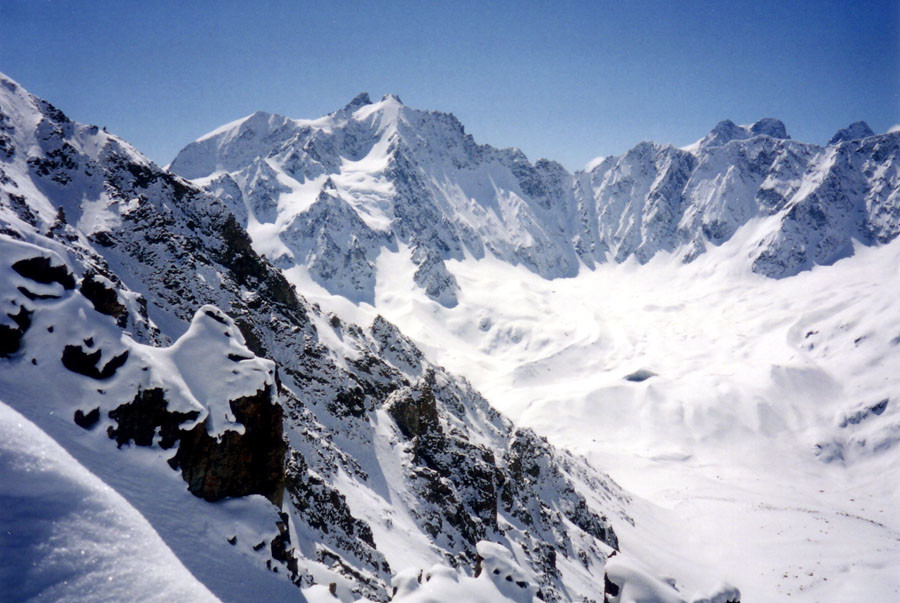 Les agneaux, les couloirs du col de la pyramide. Au fond pelvoux, pic sans nom.
