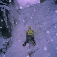 Jean-Hugues dans le mur vertical de L3 en glace aérée.