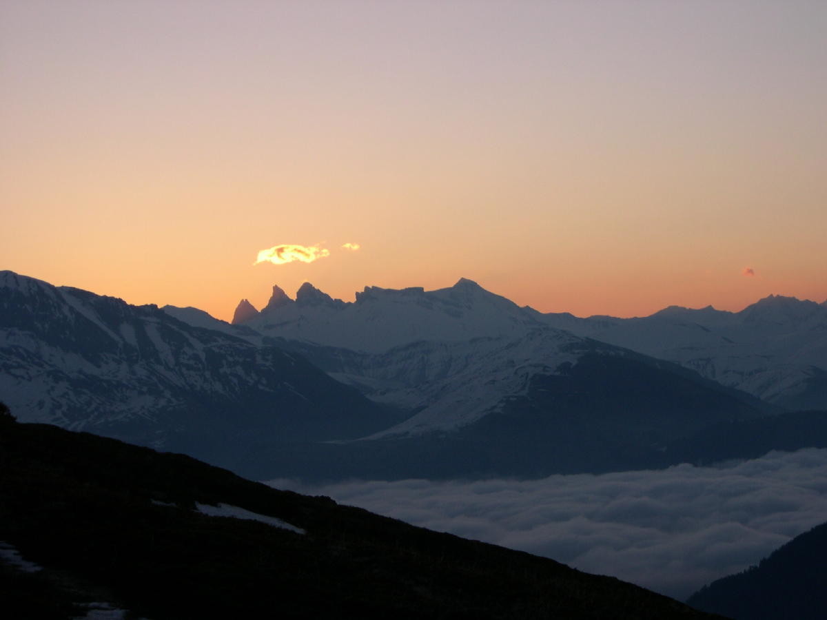 lever de soleil sur les aiguilles d'Arves depuis le bas des Rochères