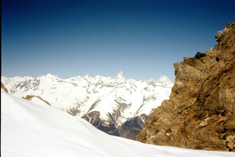 Finsteraarhorn e Lauteraarhorn dal deposito degli sci