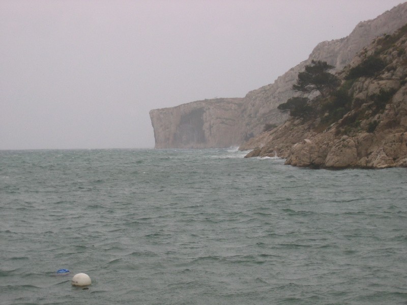 Il ne fait pas toujours beau dans les Calanques. Des fois il pleut et il vente...