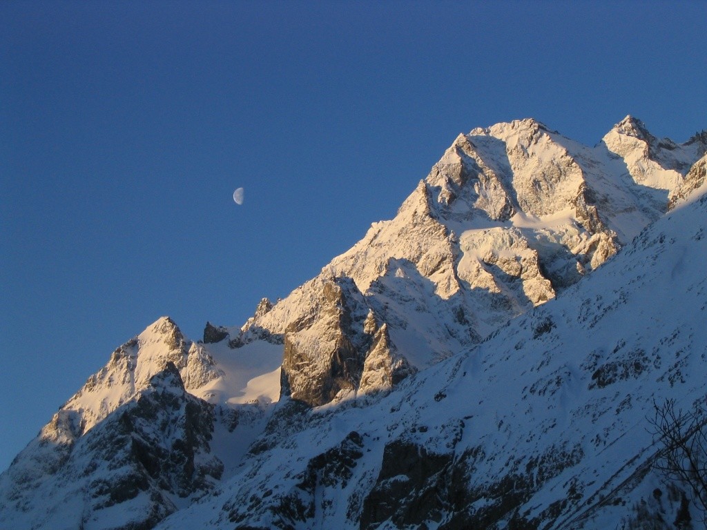 Lever de soleil ou coucher de lune sur la Pointe Nerot