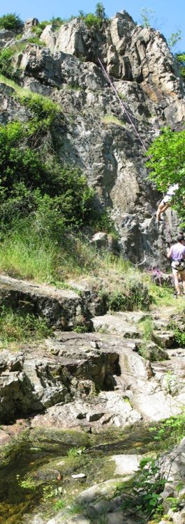 La petite falaise de Serrières sur Rhône - Au pied le ruisseau