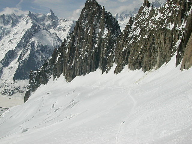 Itinéraire d'approche sous l'aiguile du Moine