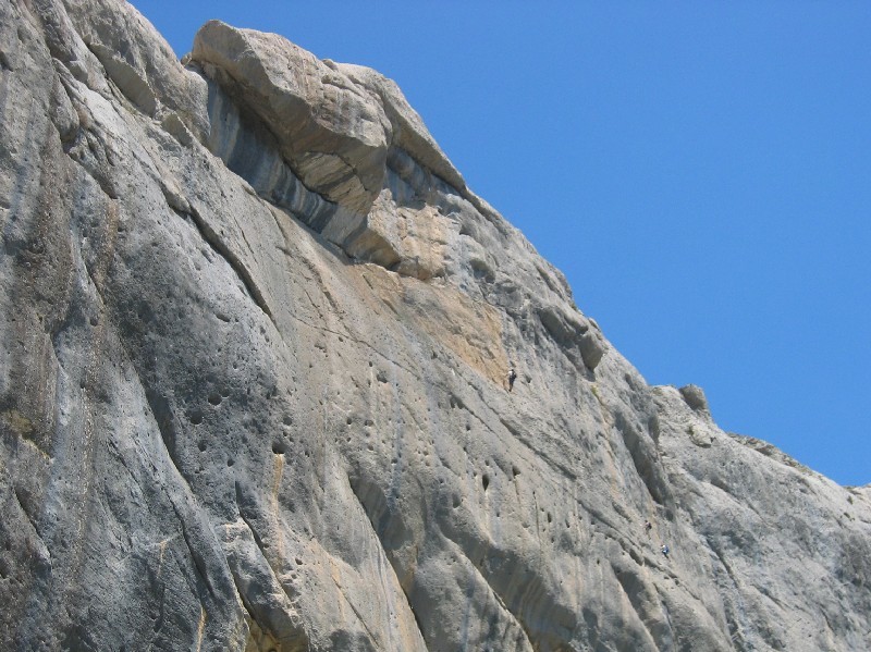 Une cordee dans Des trous encore des trous