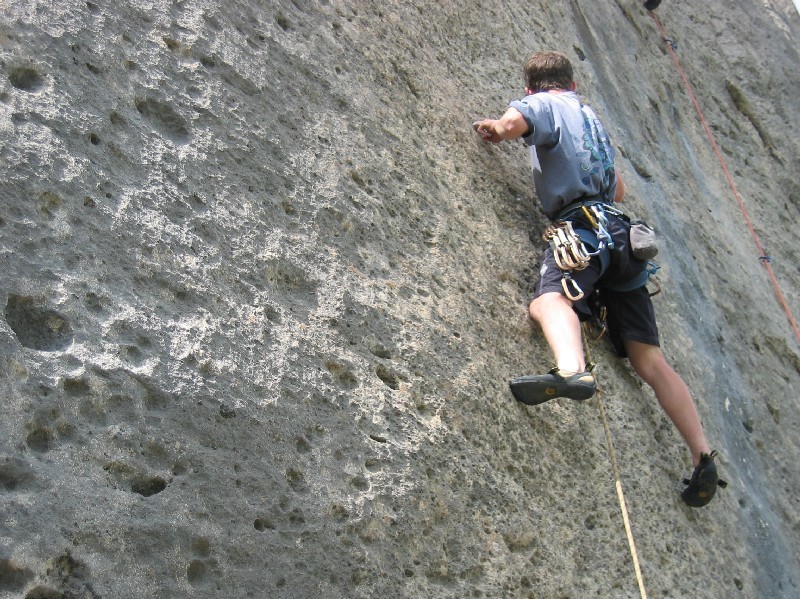 Alex dans La galere. Son premier 7a a vue. A Ceuse s'il vous plait !