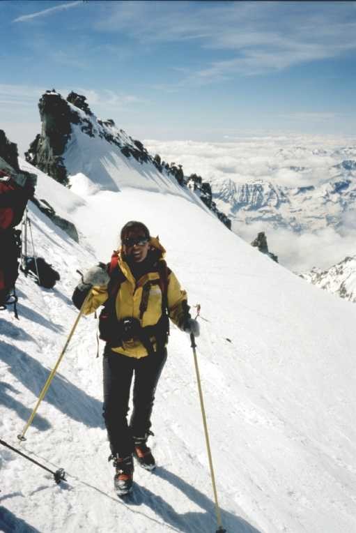 Daniela sotto la vetta del Gran Paradiso