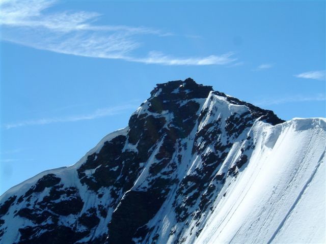 Depuis l'arête de descente : la sortie mixte à l'ombre ou les pentes au soleil.