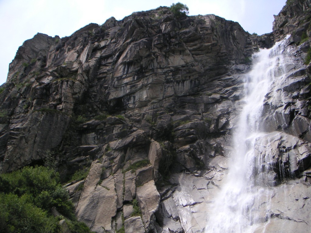 La paroi de Beau coup d'épée dans l'eau et sa cascade.