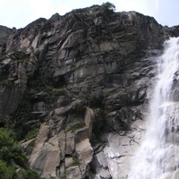 La paroi de Beau coup d'épée dans l'eau et sa cascade.