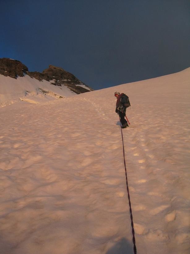 Montée en direction de la rimaye du Doigt de Dieu