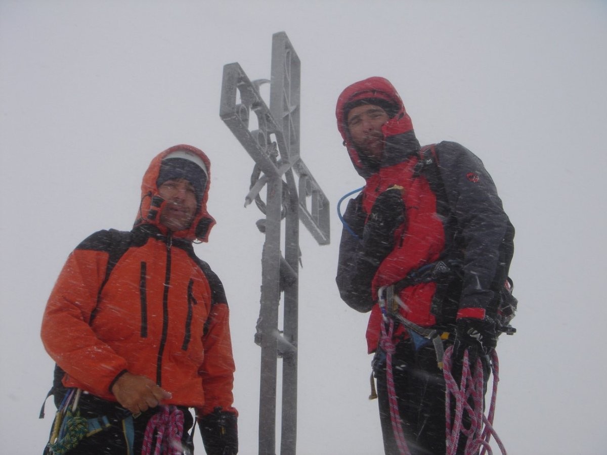 Au sommet de la Dent Blanche dans la tempete de neige