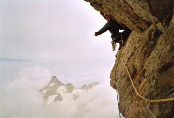 Ben toise le vide dans Action Directe - Pic Nord des Cavales
