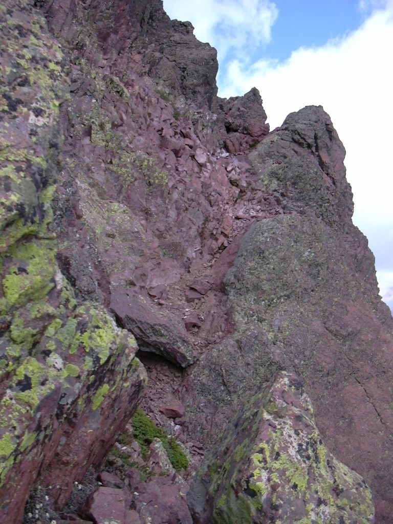 La vire menant à l'arête nord du Tafunatu