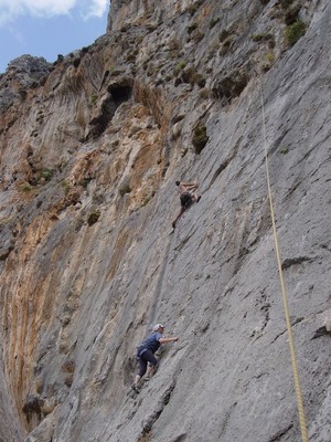 Françoise dans "Medusa" et un grimpeur dans "Icaro"au secteur Arhi, Kalymnos.