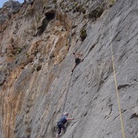 Françoise dans "Medusa" et un grimpeur dans "Icaro"au secteur Arhi, Kalymnos.