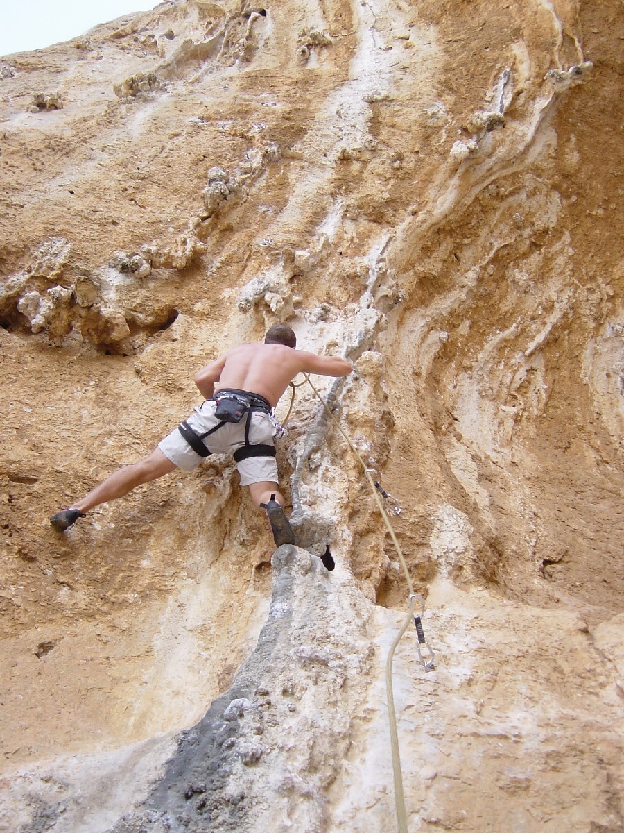 Boris dans "Kerveros" au secteur Spartacus, Kalymnos.