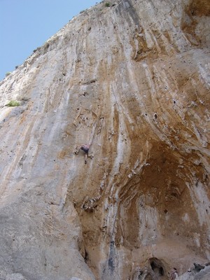 Un grimpeur dans "Kerveros" au secteur Spartacus, Kalymnos.