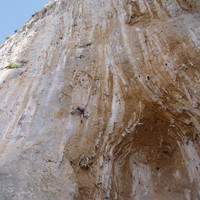 Un grimpeur dans "Kerveros" au secteur Spartacus, Kalymnos.