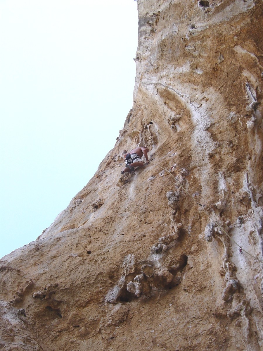 Boris dans "Kerveros" au secteur Spartacus, Kalymnos.