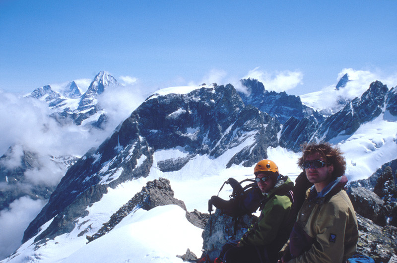 au sommet avec derrière la Dent Blanche à gauche et le Cervin à droite