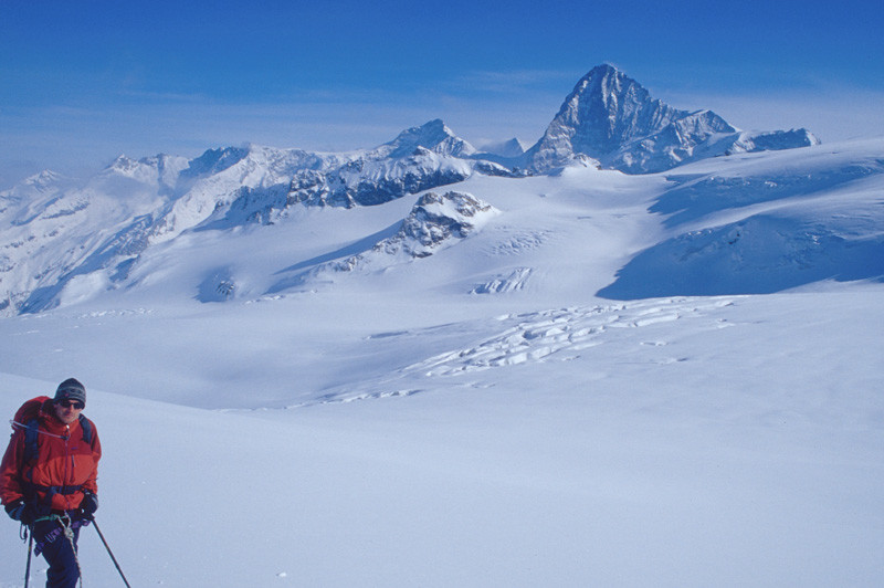 la Dent Blanche en arrière-plan pendant la montée