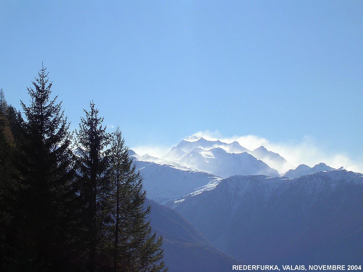 Vue sur le Massif des Mischabel balayé par la tempête