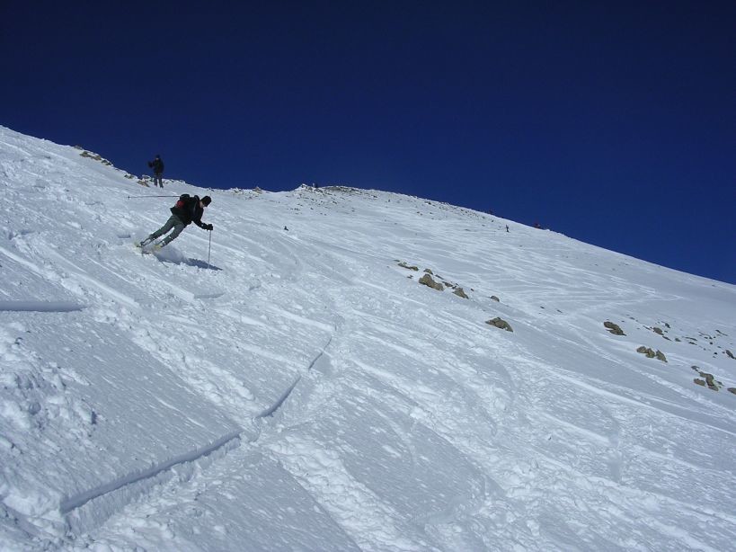 Adrien en virage dans la pente sous le sommet