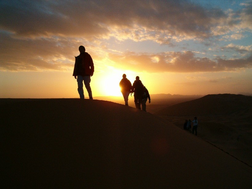 Progression le matin sur une arete de sable
