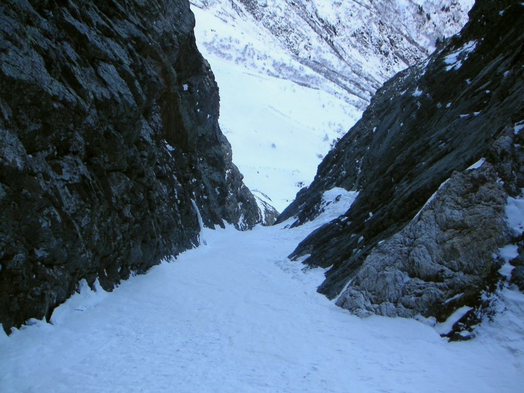 Le couloir des skieurs dans sa partie basse.