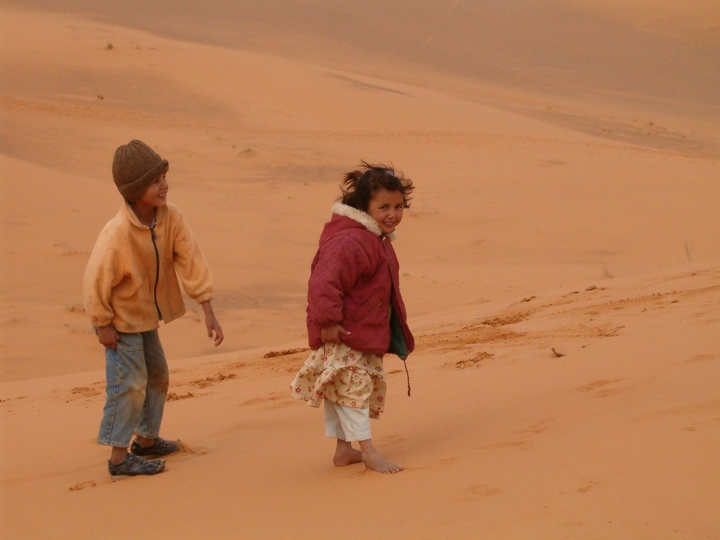 Eternellement gais ces gamins dans les dunes