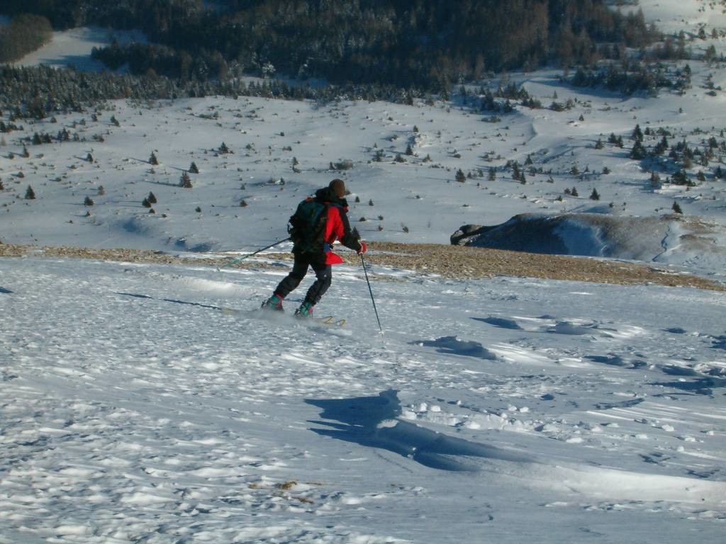 Attention aux cailloux : neige dure, mais bon ski