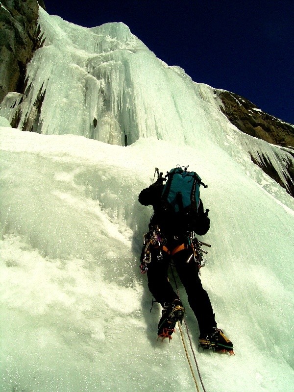 Claude dans le rideau au soleil de la cascade du Grand Clot