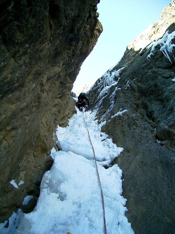 Claude dans la goulotte de sortie de la cascade du Grand Clot