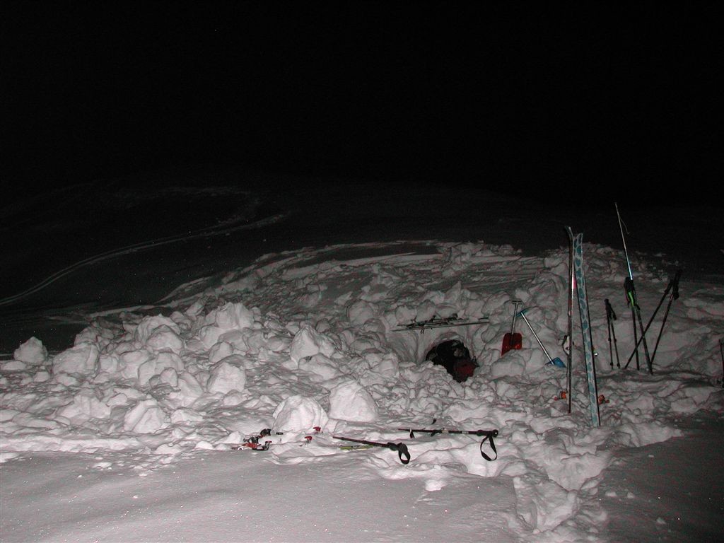 Construction d'un Igloo dans une congère