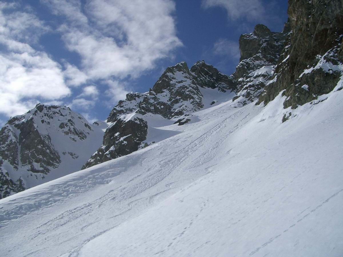 Le couloir Est du sorbier vu d'en bas : la sortie invisible vers la gauche