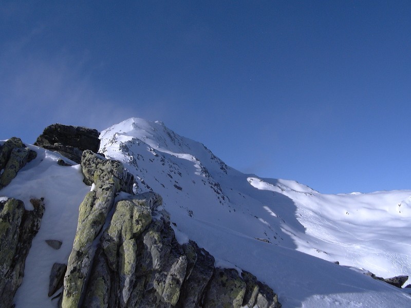 Rogneux - Vue sur la partie sommitale et la descente dans la combe de Becca Miedzo