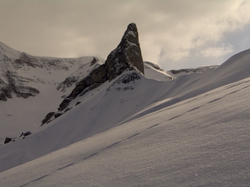 la pyramide du Schwabhorn, son côté N,skiable de l'autre côté