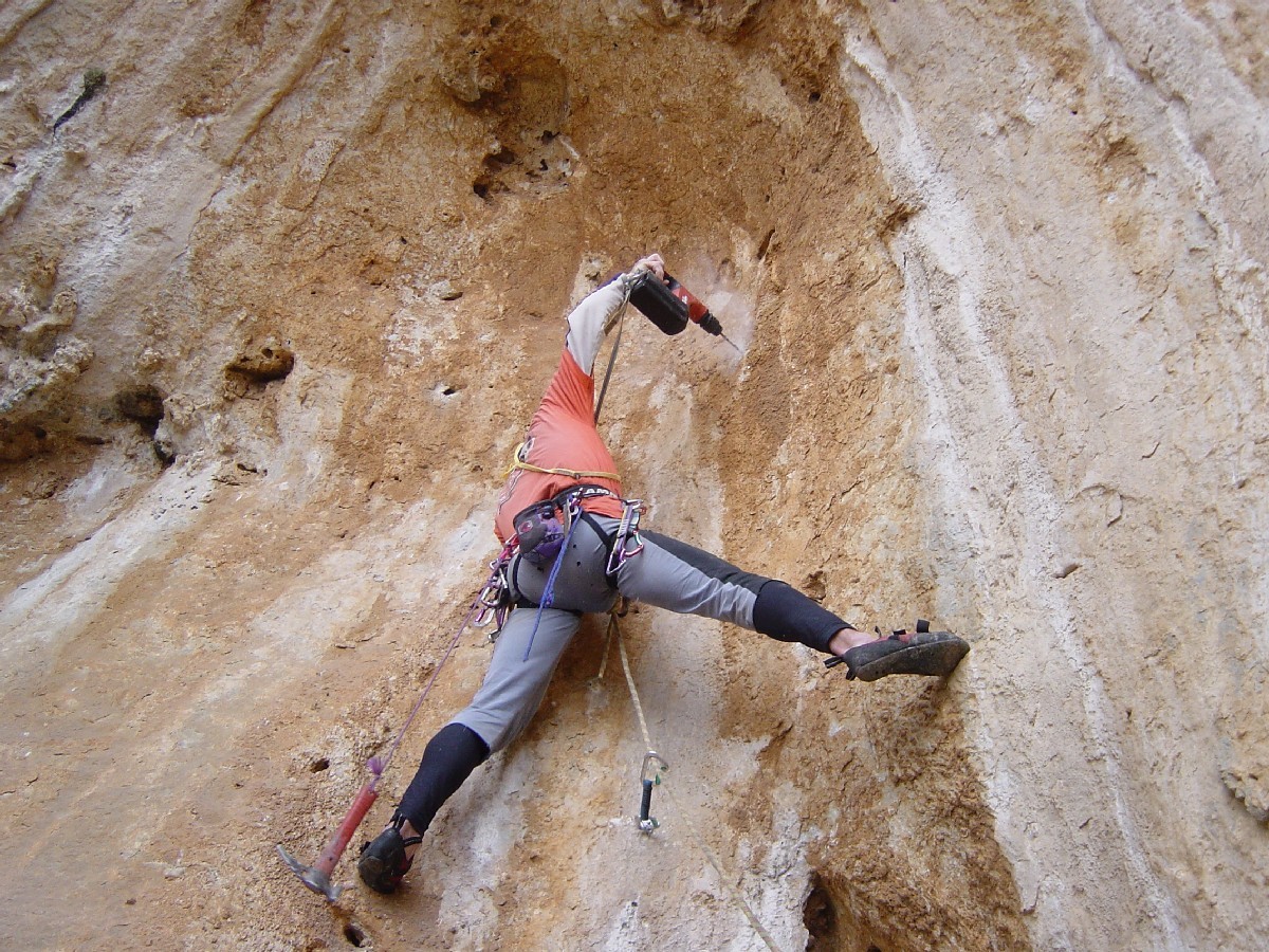 Yves Rémy à l'ouverture par le bas à Kalymnos.