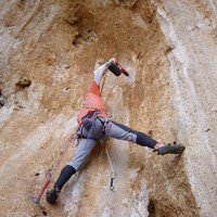 Yves Rémy à l'ouverture par le bas à Kalymnos.