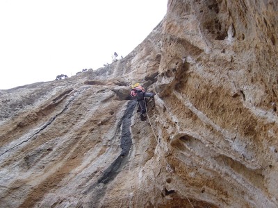Yves Rémy dans la suite de la longueur à Kalymnos.