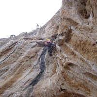 Yves Rémy dans la suite de la longueur à Kalymnos.