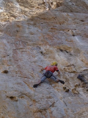 Yves Rémy tente l'enchaînement de la nouvelle voie à Kalymnos.