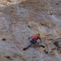Yves Rémy tente l'enchaînement de la nouvelle voie à Kalymnos.