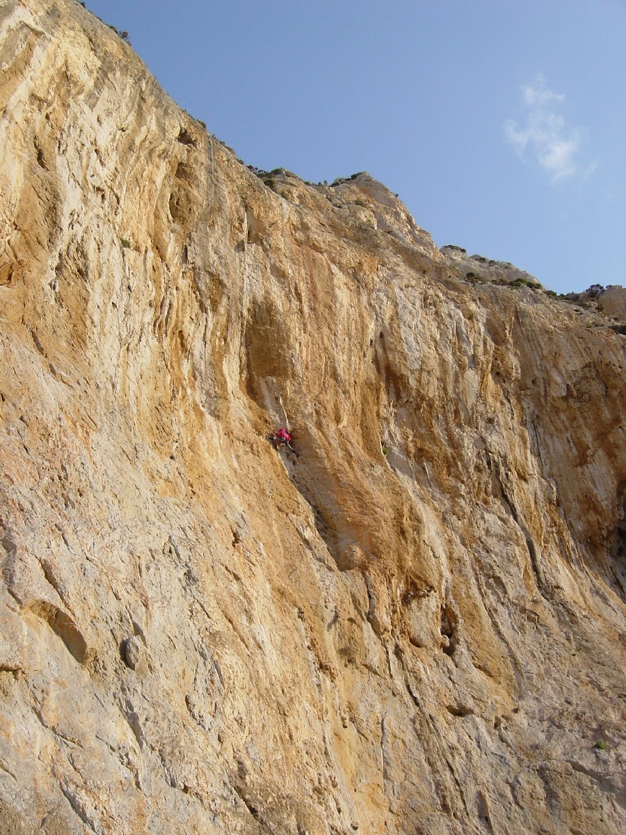 Yves Rémy dans les derniers mètres de sa création à Kalymnos.